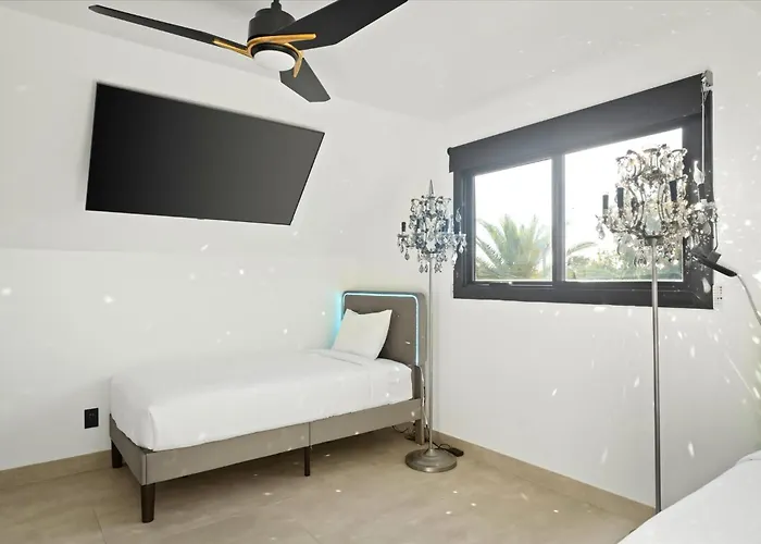 Luminosity Escape Pool Hot Tub Dog-friendly Holiday home