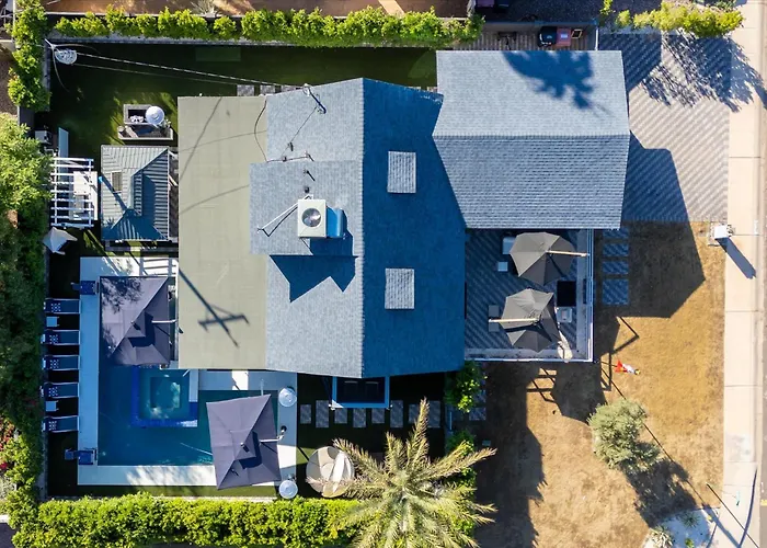 Luminosity Escape Pool Hot Tub Dog-friendly *